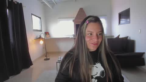Snapshot of persefone_saira chatting on 02/05/25, 01:00 Marie online show from 02/05/25, 01:00