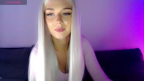 Isabella online show from 12/12/24, 12:22