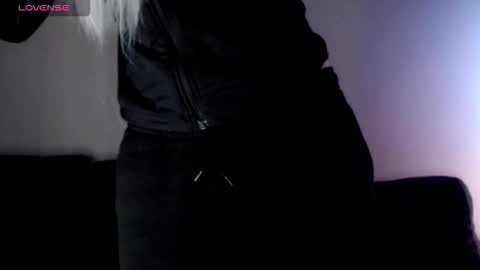 Isabella online show from 11/14/25, 10:58