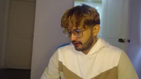 Snapshot of peter_x_annaud chatting on 09/11/25, 11:43 FELIPE online show from 09/11/25, 11:43