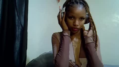 Snapshot of petite_melinda chatting on 07/13/26, 06:22 petite_melinda online show from 07/13/26, 06:22