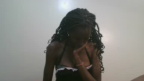 Snapshot of petiteblackjuicy chatting on 06/25/26, 10:09 Amara online show from 06/25/26, 10:09