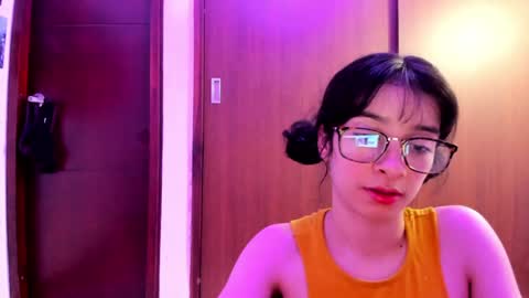 Snapshot of petitee_lunna chatting on 12/17/24, 05:40 Lunna online show from 12/17/24, 05:40