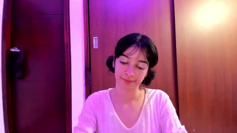 Snapshot of petitee_lunna chatting on 12/18/24, 06:32 Lunna online show from 12/18/24, 06:32
