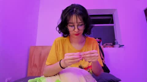 Snapshot of petitee_lunna chatting on 12/19/24, 01:28 Lunna online show from 12/19/24, 01:28