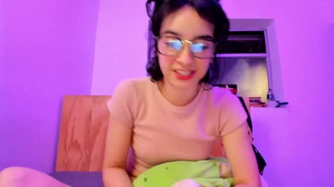 Snapshot of petitee_lunna chatting on 12/21/24, 02:19 Lunna online show from 12/21/24, 02:19