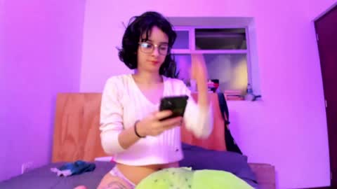 Snapshot of petitee_lunna chatting on 01/01/25, 02:51 Lunna online show from 01/01/25, 02:51