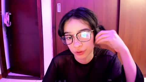 Snapshot of petitee_lunna chatting on 02/02/25, 05:21 Lunna online show from 02/02/25, 05:21