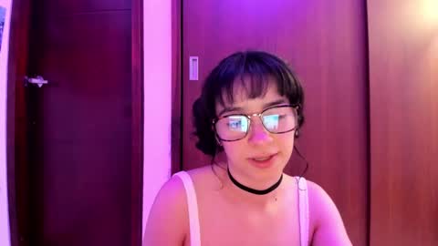 Snapshot of petitee_lunna chatting on 03/01/25, 01:53 Lunna online show from 03/01/25, 01:53