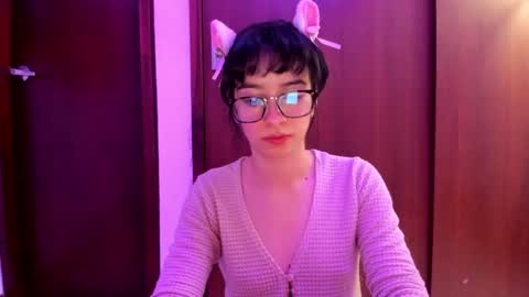 Snapshot of petitee_lunna chatting on 03/03/25, 12:48 Lunna online show from 03/03/25, 12:48