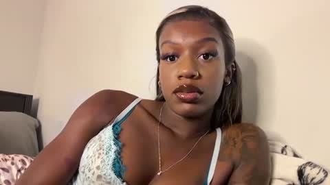 Snapshot of petiteebonymommy chatting on 06/16/26, 02:25 desthebestx online show from 06/16/26, 02:25