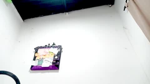 Snapshot of petiteivoryqueen chatting on 11/10/25, 04:00 danna online show from 11/10/25, 04:00