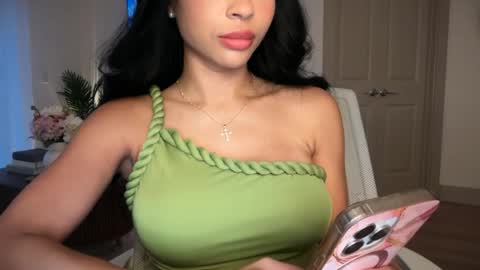 Snapshot of petiteprincess659846 chatting on 07/18/26, 01:10 PetitePrincess online show from 07/18/26, 01:10