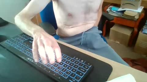 Snapshot of petitwilly chatting on 11/26/25, 09:21 petitwilly online show from 11/26/25, 09:21