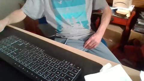 Snapshot of petitwilly chatting on 11/28/25, 12:41 petitwilly online show from 11/28/25, 12:41