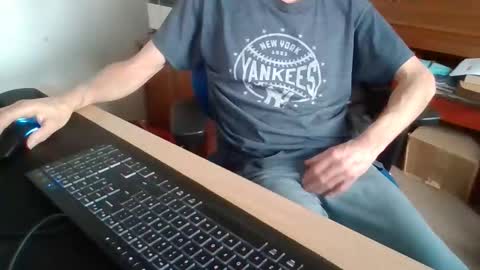 Snapshot of petitwilly chatting on 12/15/25, 09:35 petitwilly online show from 12/15/25, 09:35