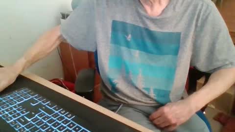 Snapshot of petitwilly chatting on 02/17/26, 09:39 petitwilly online show from 02/17/26, 09:39