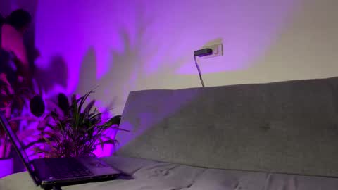 Snapshot of phillip_brownn chatting on 05/13/26, 02:31 PHILLIP online show from 05/13/26, 02:31