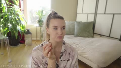 Snapshot of phoenix_taylor chatting on 02/09/25, 12:06 PHOENIX TAYLOR online show from 02/09/25, 12:06