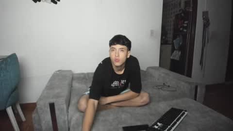 picaszomilos350 online show from 12/18/24, 04:42