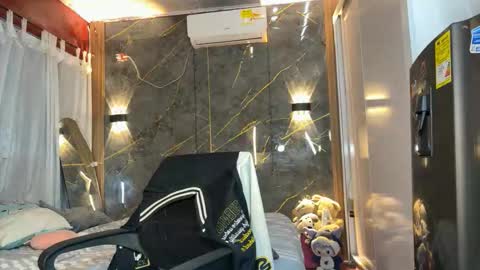 pichon_baby online show from 12/18/25, 09:26