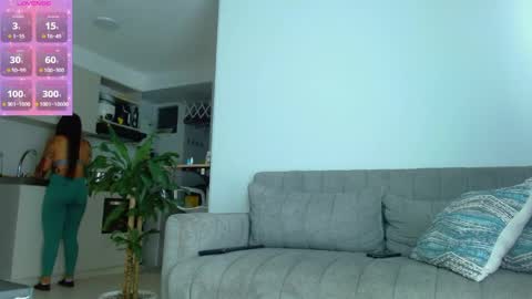 Snapshot of pielcanela361 chatting on 04/23/26, 08:11 Viviana online show from 04/23/26, 08:11