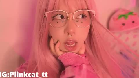 Snapshot of piinkcat chatting on 11/29/25, 05:32 Emi online show from 11/29/25, 05:32