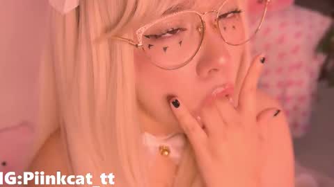 Snapshot of piinkcat chatting on 12/02/25, 05:46 Emi online show from 12/02/25, 05:46