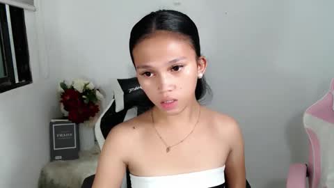 Snapshot of pinkdollbaby_ chatting on 04/25/26, 01:03 pinkdollbaby_ online show from 04/25/26, 01:03