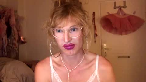 Snapshot of pinkfag chatting on 12/03/24, 08:17 pinkfag online show from 12/03/24, 08:17