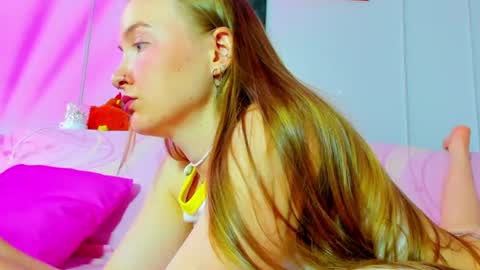 Snapshot of pinkk_lemonade chatting on 07/07/26, 11:03 Mila online show from 07/07/26, 11:03