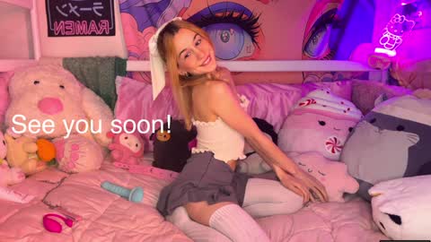 Snapshot of pinkocean3 chatting on 12/09/24, 03:50 Gwenie online show from 12/09/24, 03:50