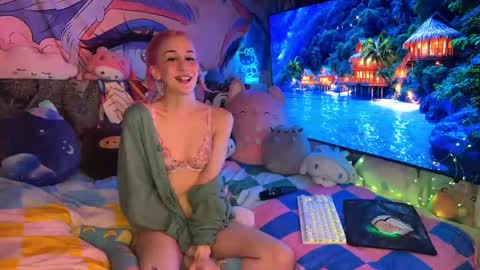 Snapshot of pinkocean3 chatting on 03/10/25, 07:32 Gwenie online show from 03/10/25, 07:32