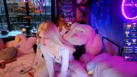 Snapshot of pinkocean3 chatting on 11/28/25, 07:16 Gwenie online show from 11/28/25, 07:16