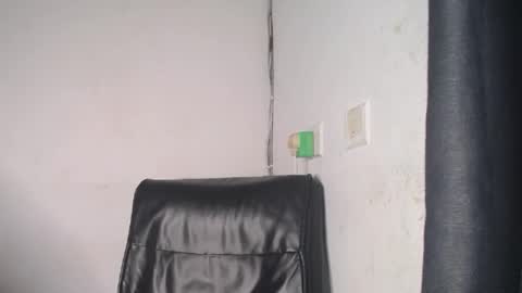 Snapshot of pinky_pussy68635 chatting on 10/06/25, 04:43 Arena online show from 10/06/25, 04:43