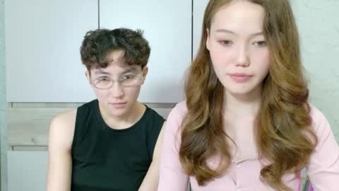 Snapshot of pinkylovers chatting on 05/23/26, 02:43 Li long hair and Ru short hair online show from 05/23/26, 02:43