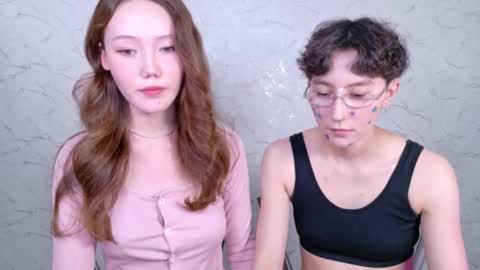 Snapshot of pinkylovers chatting on 07/19/26, 01:48 Li long hair and Ru short hair online show from 07/19/26, 01:48