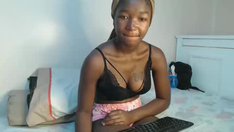 Snapshot of pinnacle_ chatting on 05/25/26, 10:21 zenah online show from 05/25/26, 10:21