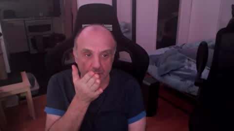 Snapshot of pip10 chatting on 10/19/25, 12:28 pip10 online show from 10/19/25, 12:28