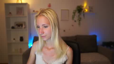 Snapshot of piper_perri_18 chatting on 07/07/26, 06:45 Piper Perri online show from 07/07/26, 06:45