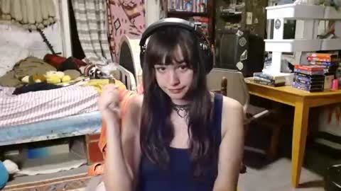 Snapshot of pixinun chatting on 06/03/26, 02:25 Izzy online show from 06/03/26, 02:25