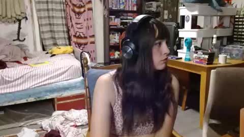 Snapshot of pixinun chatting on 06/16/26, 03:42 Izzy online show from 06/16/26, 03:42