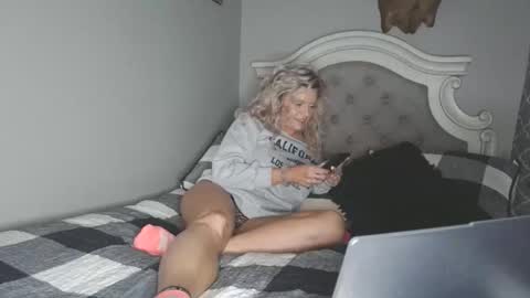 Snapshot of platinum_princess_nicole chatting on 10/22/25, 12:00 platinum_princess_nicole online show from 10/22/25, 12:00