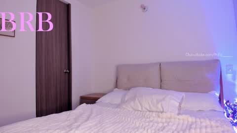 Snapshot of polly_____ chatting on 12/13/25, 09:42 Polly online show from 12/13/25, 09:42