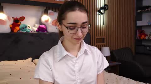 Snapshot of polly_bee chatting on 03/24/26, 12:10 Polly online show from 03/24/26, 12:10