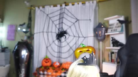 Snapshot of polvodeestrellas_ chatting on 10/26/25, 01:55 - Help me Reach 100 thumbs up online show from 10/26/25, 01:55