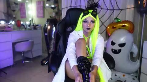 Snapshot of polvodeestrellas_ chatting on 10/29/25, 12:46 - Help me Reach 100 thumbs up online show from 10/29/25, 12:46