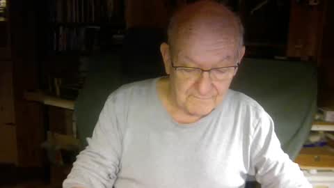 Snapshot of pomme1949 chatting on 12/27/24, 04:10 pomme1949 online show from 12/27/24, 04:10