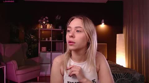 Snapshot of pooja_hegde chatting on 10/15/25, 01:28 Eva online show from 10/15/25, 01:28