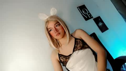 Snapshot of precious_laura18 chatting on 06/18/26, 06:23 precious_laura18 online show from 06/18/26, 06:23